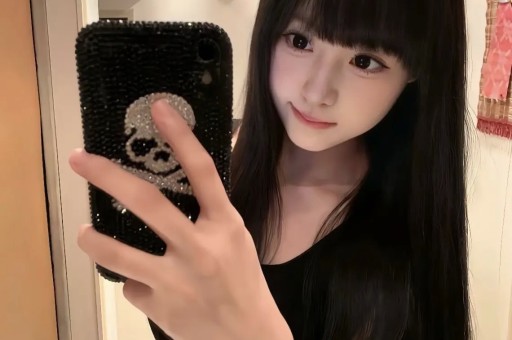 韩国女星Jennie耍大牌事件后《时代》红毯争艳直角肩再成亮点