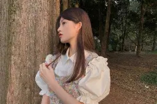 看宋雨琦穿短裙出席活动对长辈90度鞠躬才懂她火都是有原因的