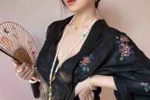 女星超大牌排场惹热议与男助理亲密举动引全网吵翻
