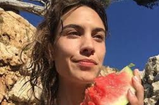 香港顶流女星再度塌房曝不雅视频传闻引发热议网友炸锅。
